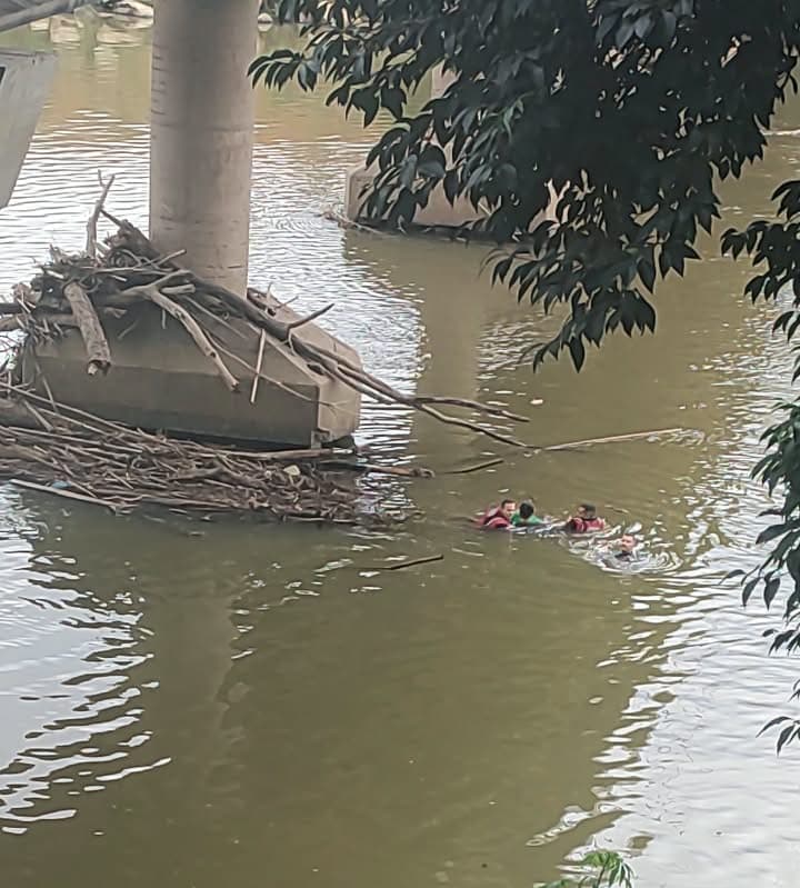 Mulher se segura em galho após cair no Rio Tubarão