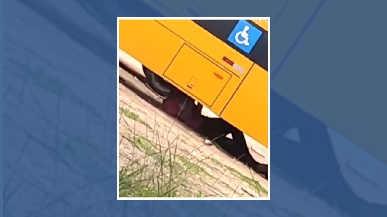 ▶️ Homem é flagrado embaixo de ônibus escolar furtando fiação elétrica
