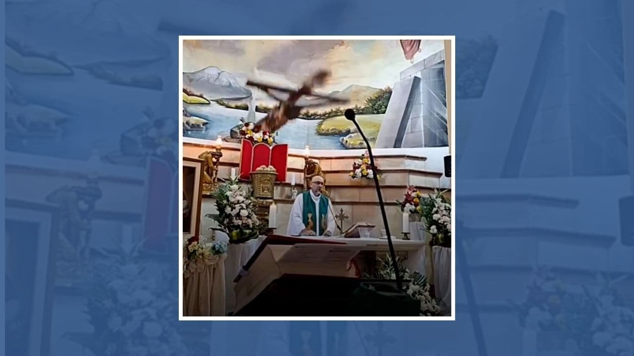 ▶️ Padre morre após ser atingido por cruz durante missa no Equador