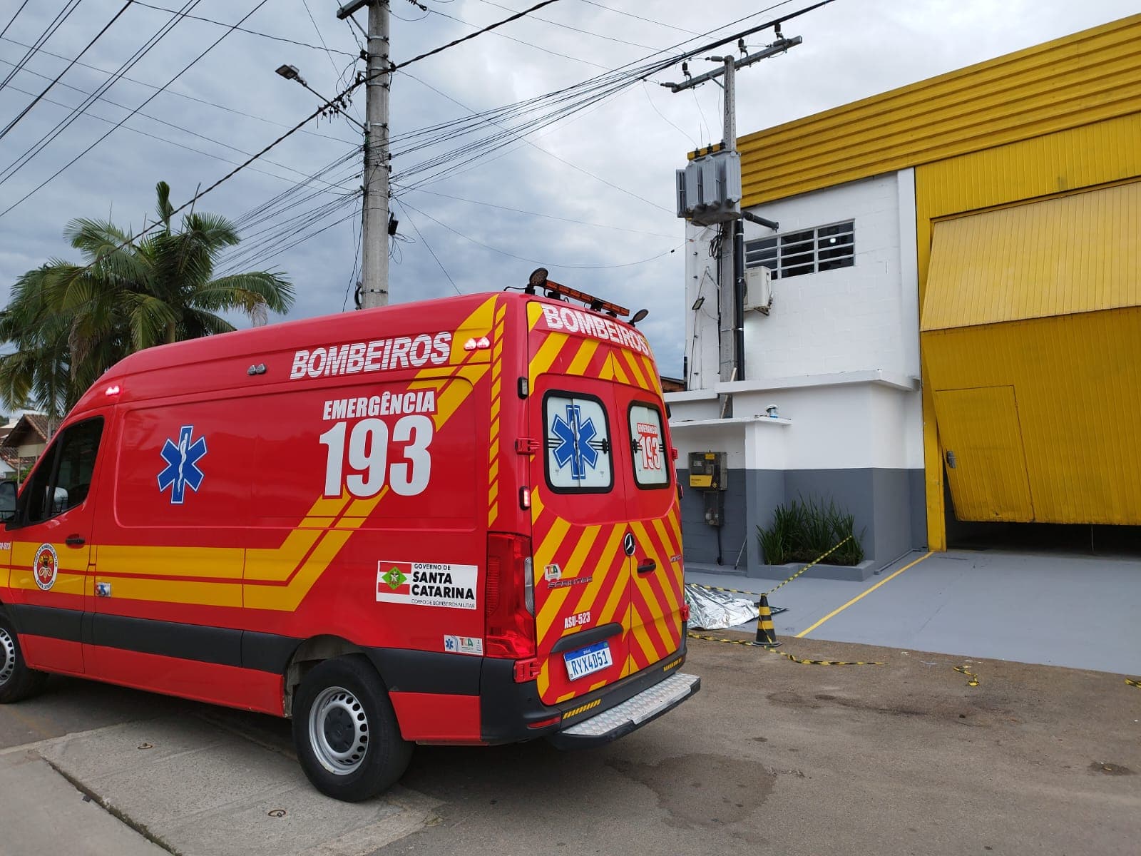 Pintor morre após sofrer descarga elétrica e cair de escada