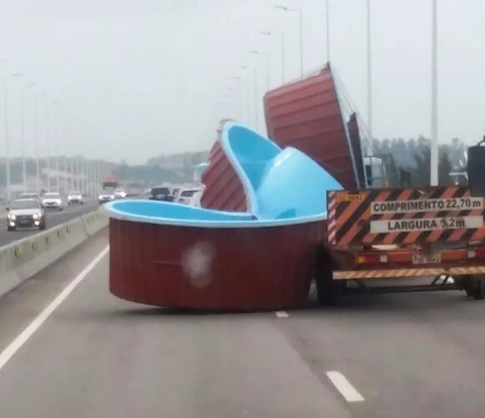 Caminhão tomba e piscina cai sobre a pista da Ponte Anita Garibaldi