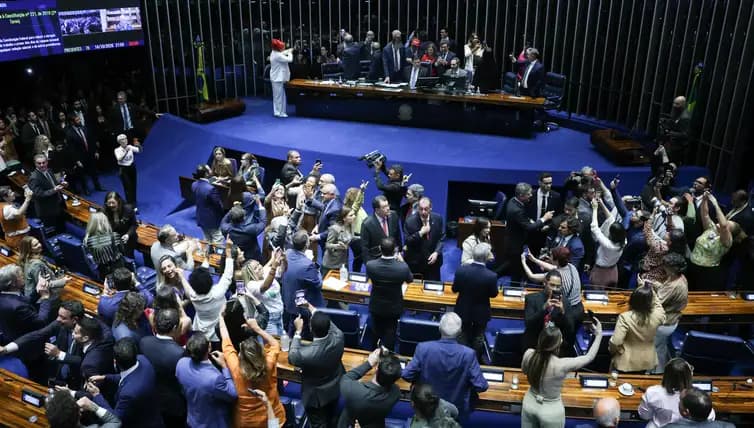 Fim da escala 6x1 é aprovado pelo Senado; veja quando começam as mudanças