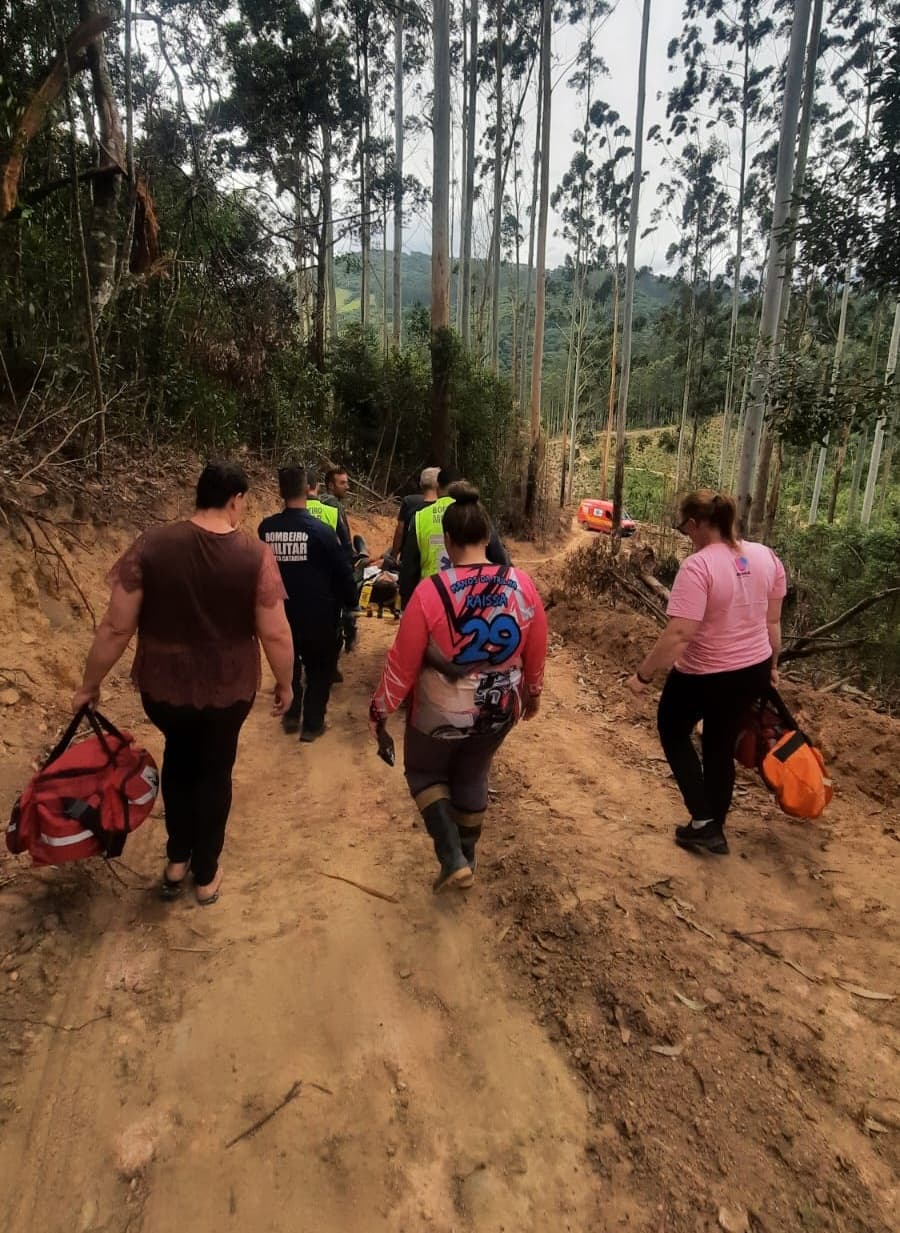 Trabalhador é atingido na cabeça por tora de eucalipto e sofre ferimento no pescoço