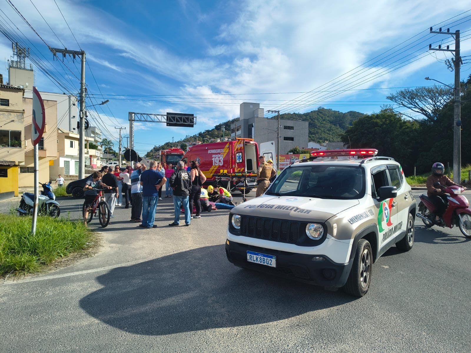 Motociclista é levada ao hospital após acidente na SC-370