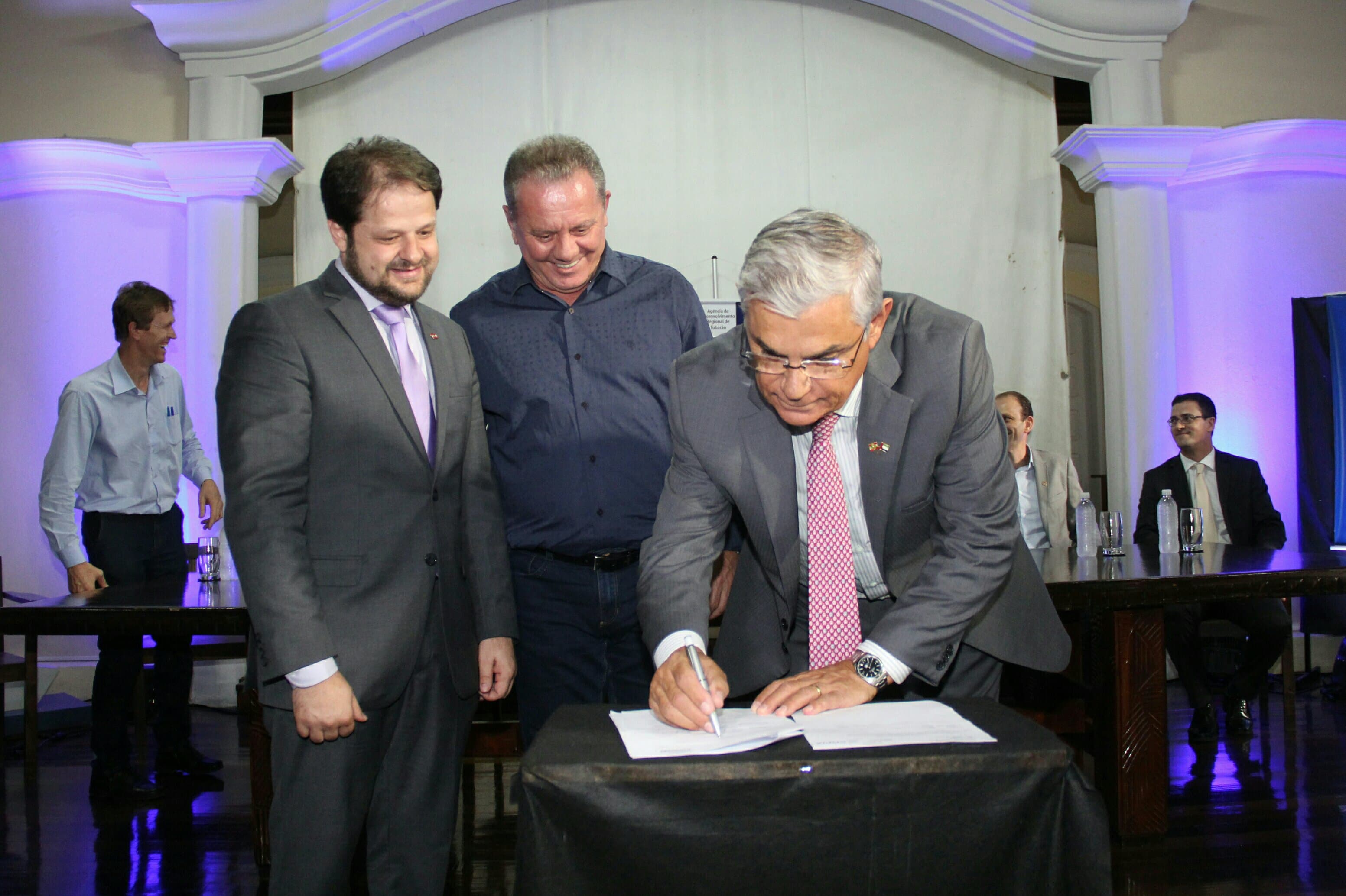 Governador assina autorização para conclusão do Centro de Inovação