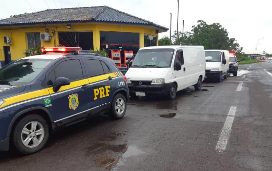PRF flagra casal de Laguna transportando mais de uma tonelada de camarão de forma irregular