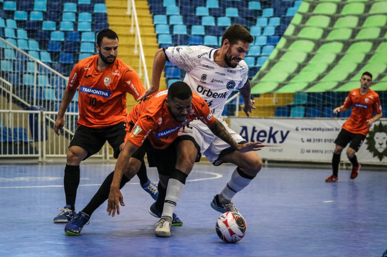 Tubarão Futsal vence Carlos Barbosa (RS), em último teste antes da Taça Brasil
