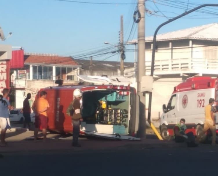 Ambulância capota ao se envolver em acidente com carro, em Tubarão
