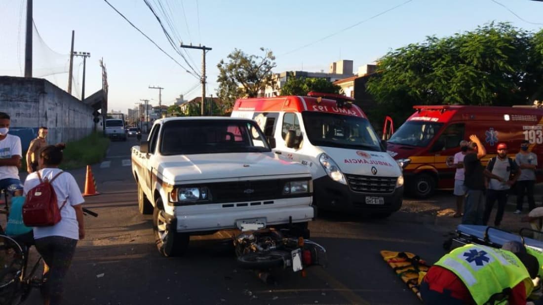 Casal sai ferido após colisão entre moto e caminhonete, em Tubarão