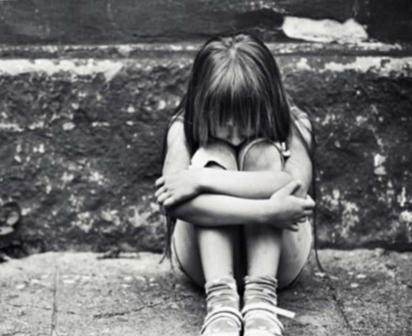 Criança de 2 anos é atropelada por caminhão e mãe é detida por omissão e abandono