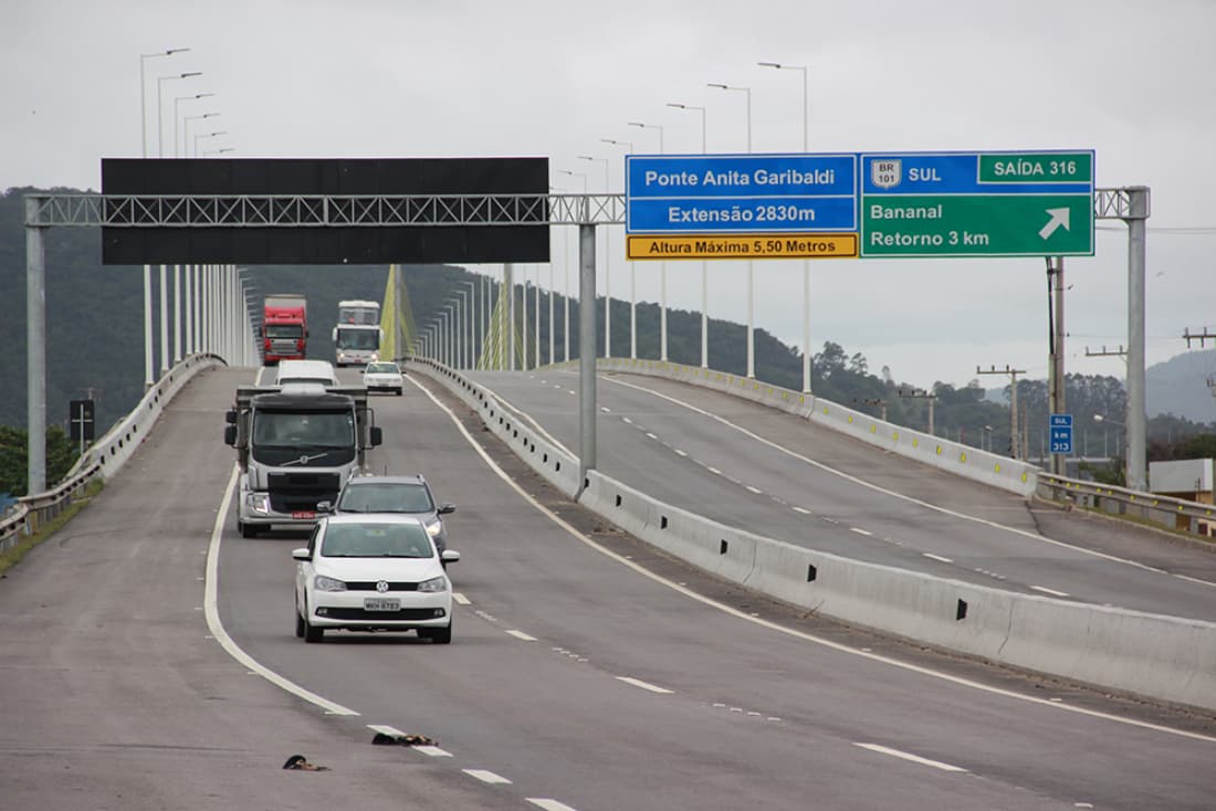 Homem morre após ser atropelado por caminhão na BR-101, em Laguna