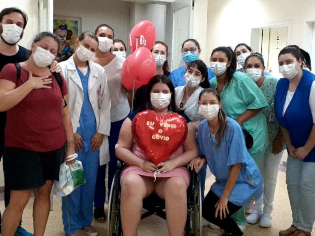 Menina de 13 anos recebe alta depois de passar 17 dias na UTI Covid