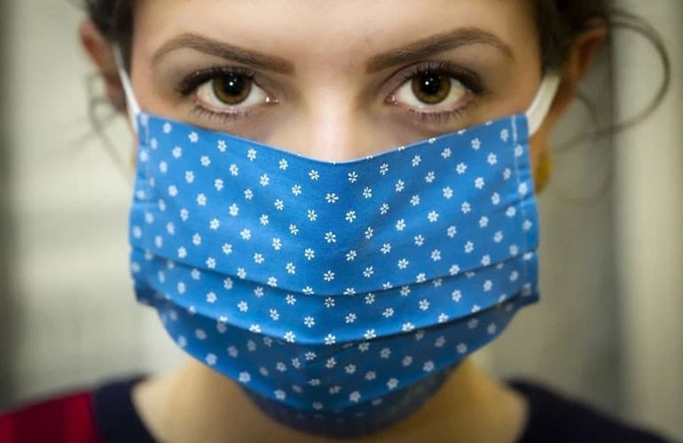Mulher gera confusão em fila de banco por não querer usar máscara