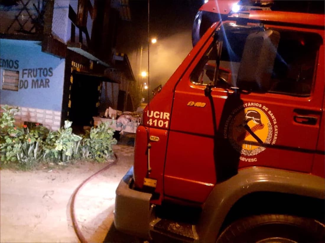 Proprietário de pousada fica ferido após incêndio, em Jaguaruna