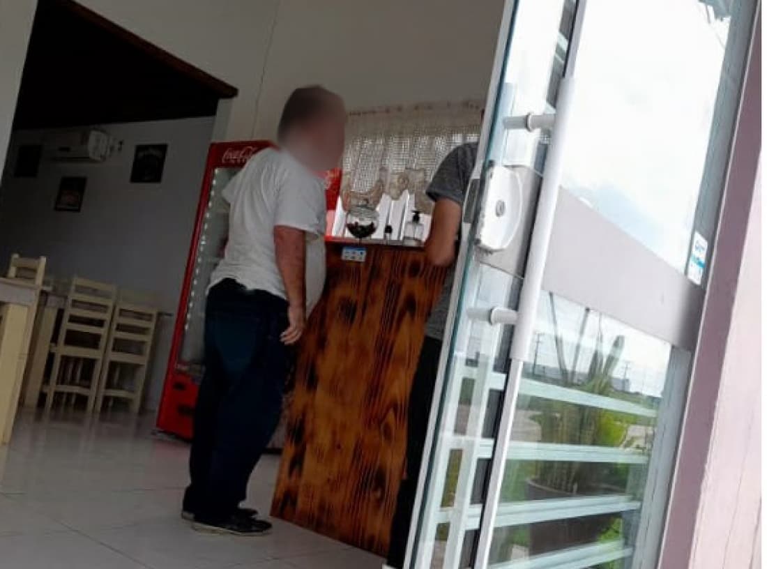 Funcionários de restaurante são flagrados atendendo clientes sem máscaras