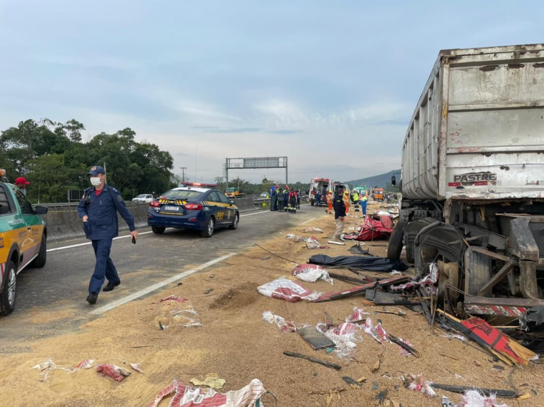 Acidente com caminhões de Braço do Norte e Tubarão deixa dois mortos