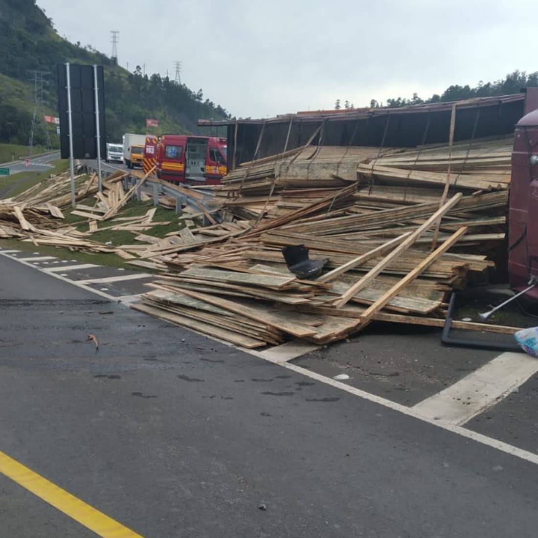 Carga fica espalhada na BR-101, em Tubarão, após caminhão tombar