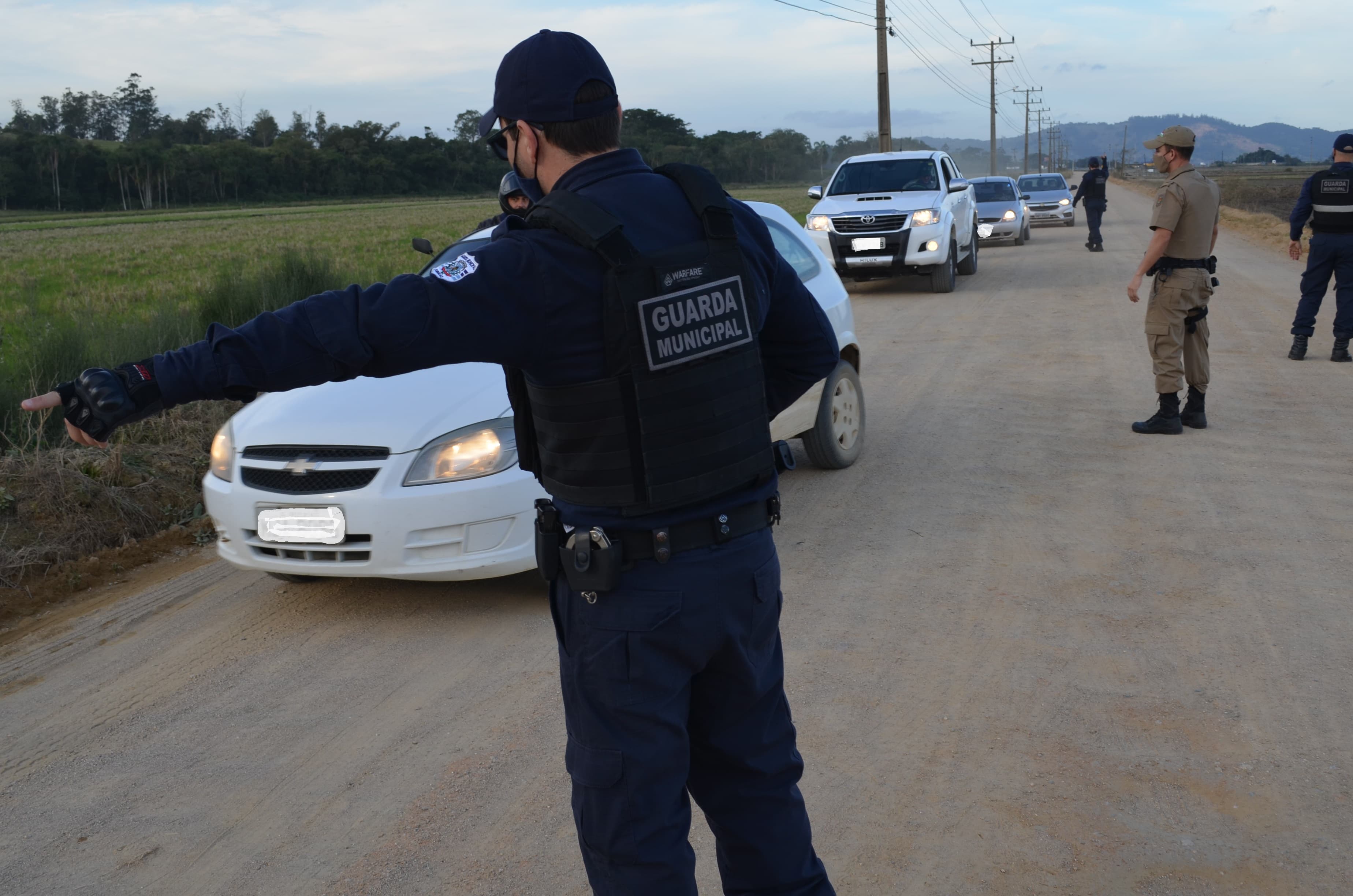 Guarda Municipal faz operação de fiscalização na "rota de fuga" do pedágio