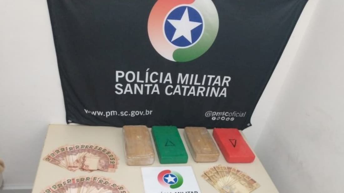 Polícia Militar prende jovem que abastecia pontos de tráfico de Laguna