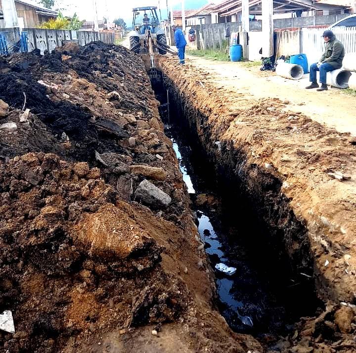 600 metros de rede de drenagem estão sendo implantados no bairro Três de Maio, em Capivari