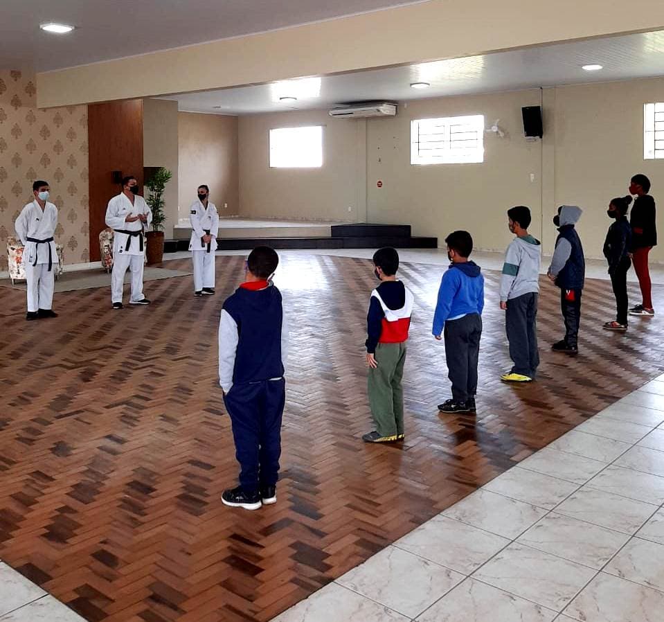 Capivari de Baixo retoma oficinas de dança, musicalização e karatê na forma presencial