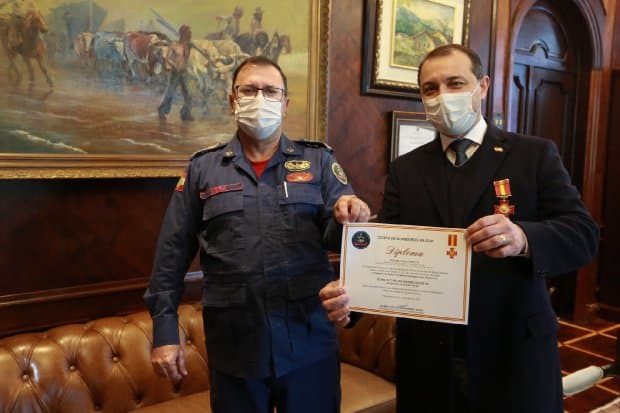 No Dia do Bombeiro Brasileiro, governador recebe a mais alta honraria do CBMSC