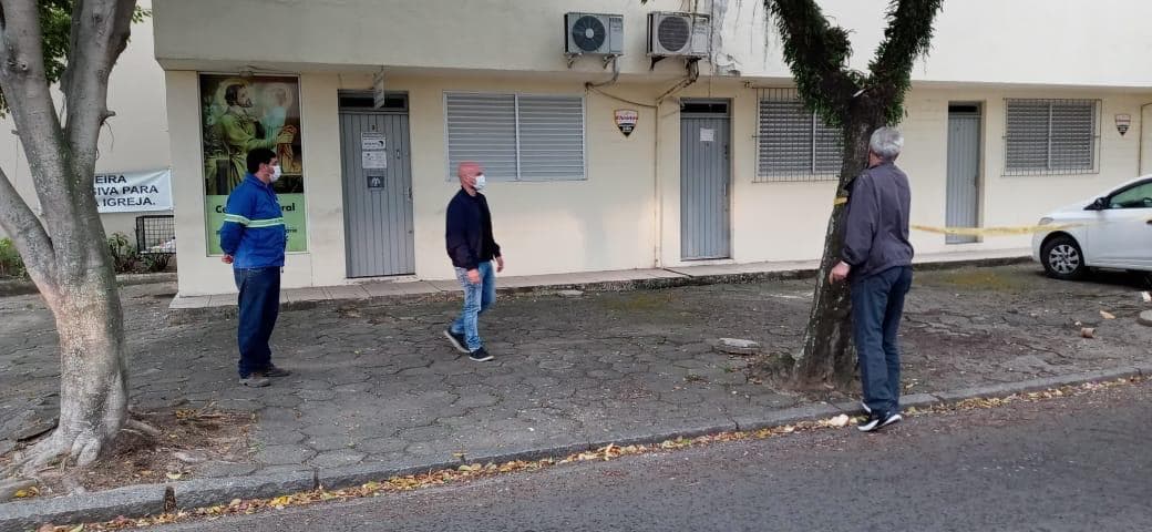 Árvores que atrapalham acessibilidade serão removidas em Tubarão