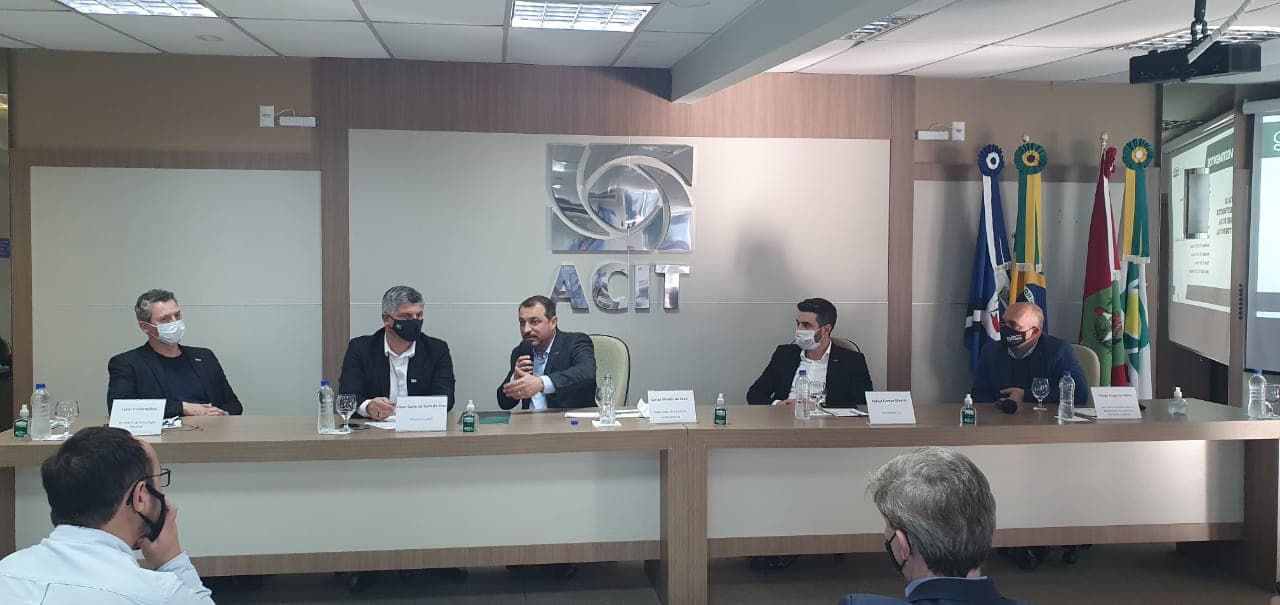 Em Tubarão, governador Moisés cutuca prefeitos: "Me sinto frustrado com a demora"