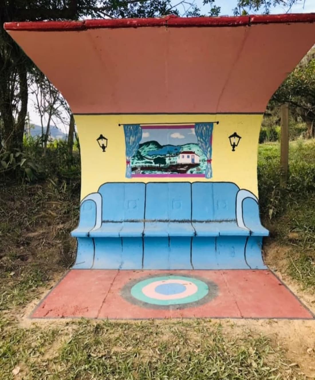 Morador transforma pontos de ônibus em "salas de casa" em Imaruí