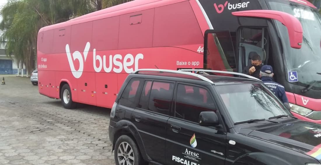 Ônibus da Buser é preso por transportar serviço irregular em Tubarão