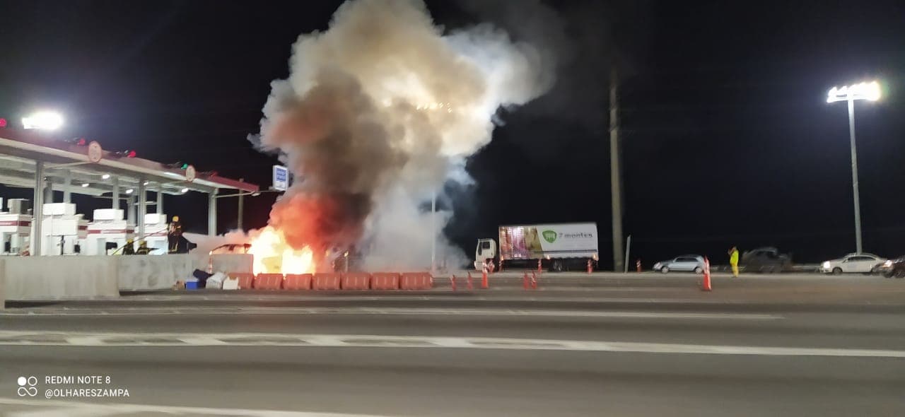 Incêndio em caminhonete interdita uma das cabines do pedágio entre Tubarão e Jaguaruna