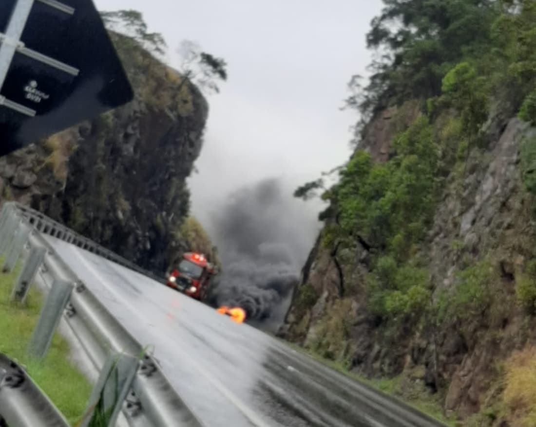 Manifestantes ateiam fogo em pneus e bloqueiam trecho da BR-101 em Tubarão