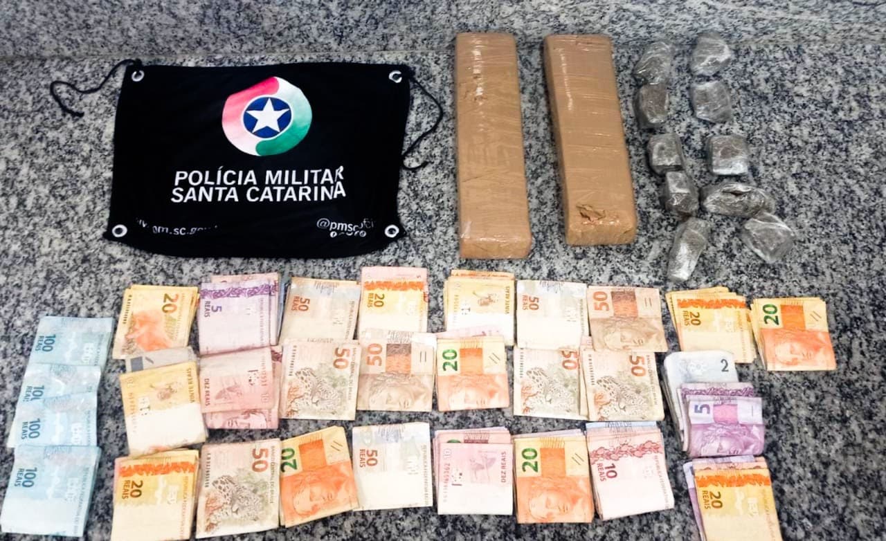 Polícia Militar apreende droga e dinheiro em terreno baldio de Tubarão