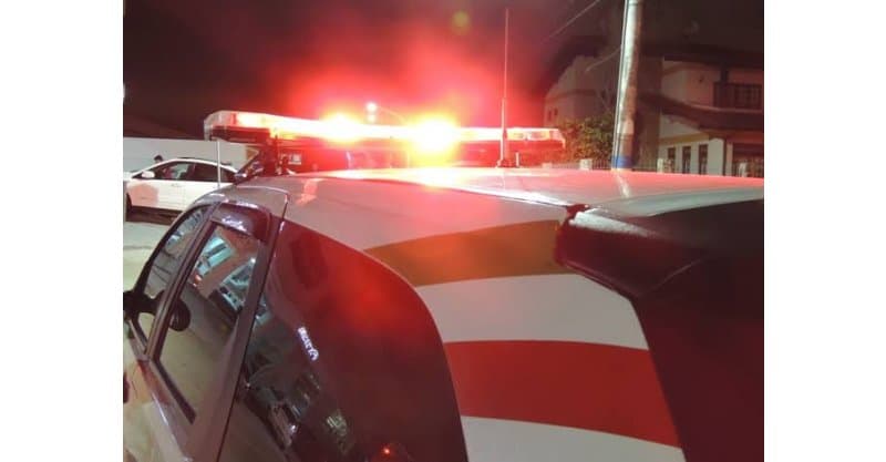 Polícia prende jovem vendendo drogas em bar de Tubarão