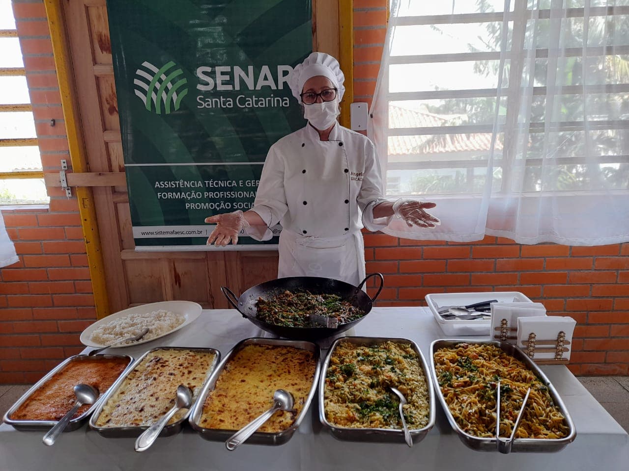 Curso gratuito de culinária de frutos do mar é promovido para grupo de mulheres