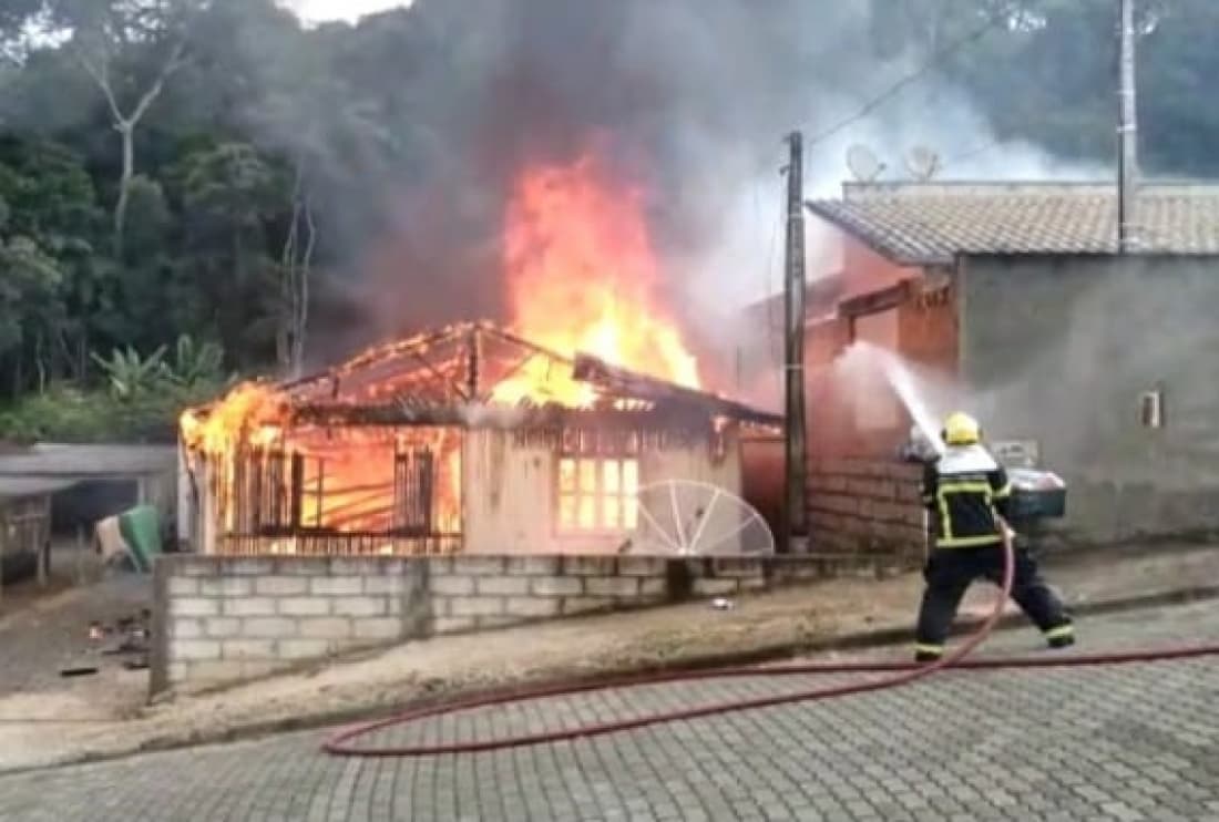 Incêndio destrói casa de madeira e se espalha para residência vizinha em Orleans