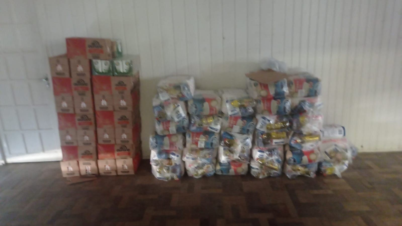 Participantes do Transcatarina doam alimentos para Tubarão