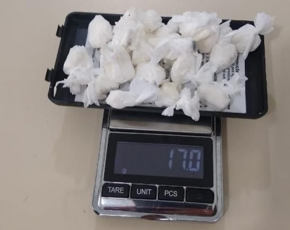 Traficante se joga em terreno alagado para tentar fugir, mas acaba preso