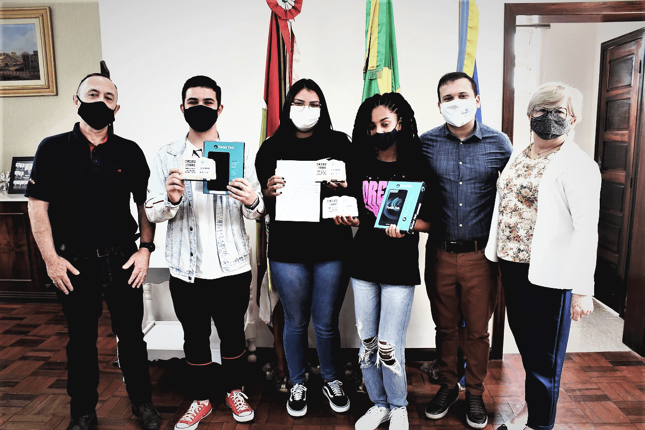 Vencedores do concurso literário "Lixo Zero" recebem premiações em Capivari de Baixo