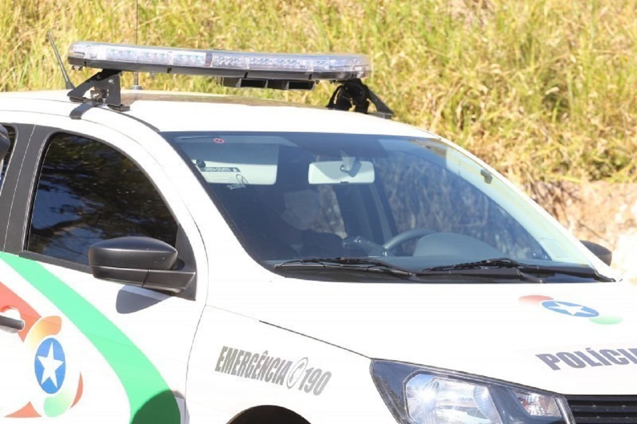 Criança de 2 anos é encontrada sozinha na rua
