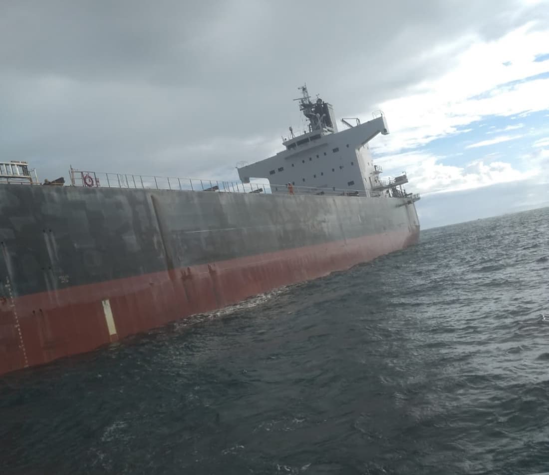 Filipino precisa ser atendido pelos bombeiros de Imbituba após perder parte de dedo durante acidente em navio