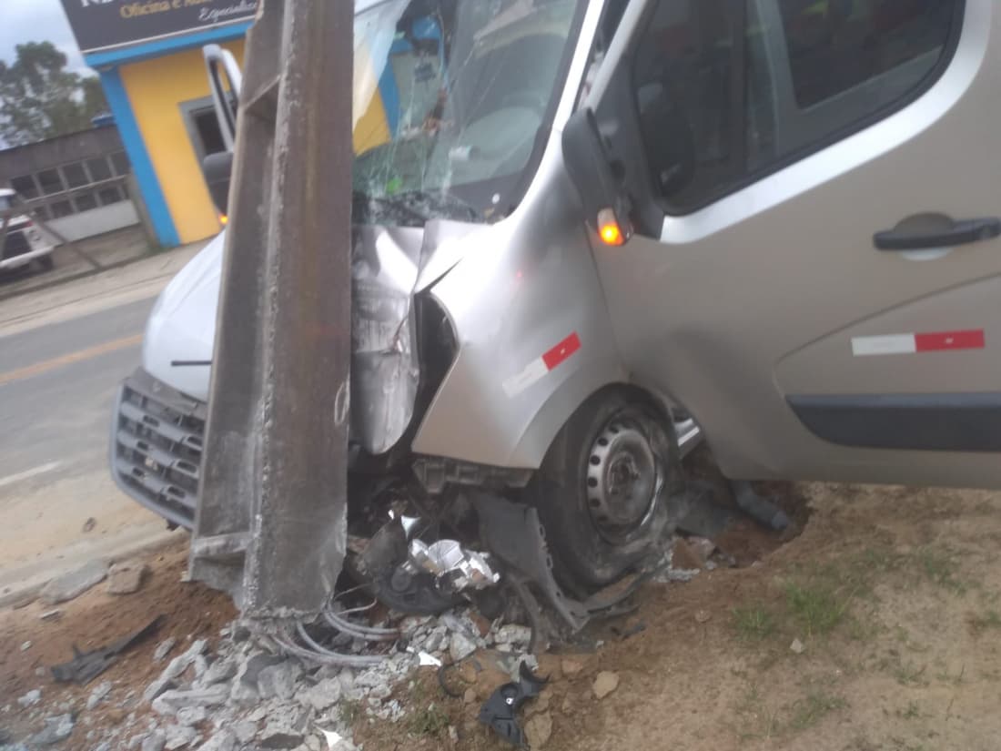 Van que levava funcionários de uma empresa se envolve em acidente em Imbituba