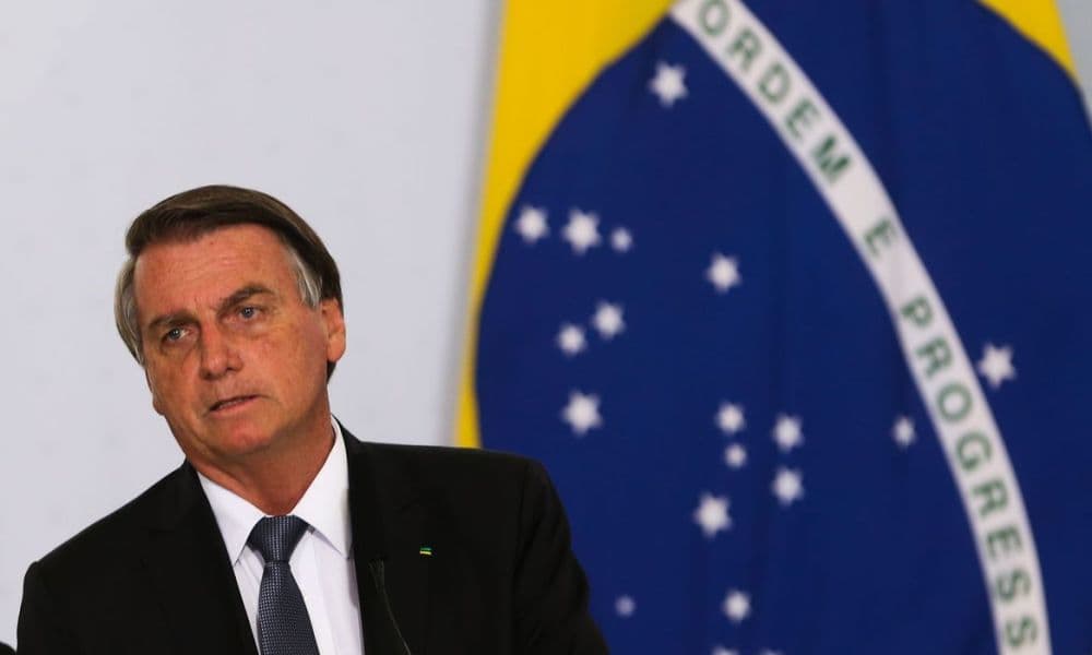 Família Bolsonaro acerta a quadra na Mega da Virada com o número 13