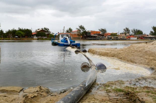 Draga utilizada no desassoreamento da Barra do Camacho é apreendida em fiscalização da Marinha