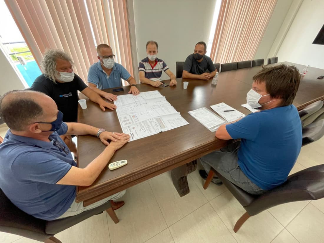 Moradores entregam projeto de pontilhão na Ponta da Barra à prefeitura de Laguna