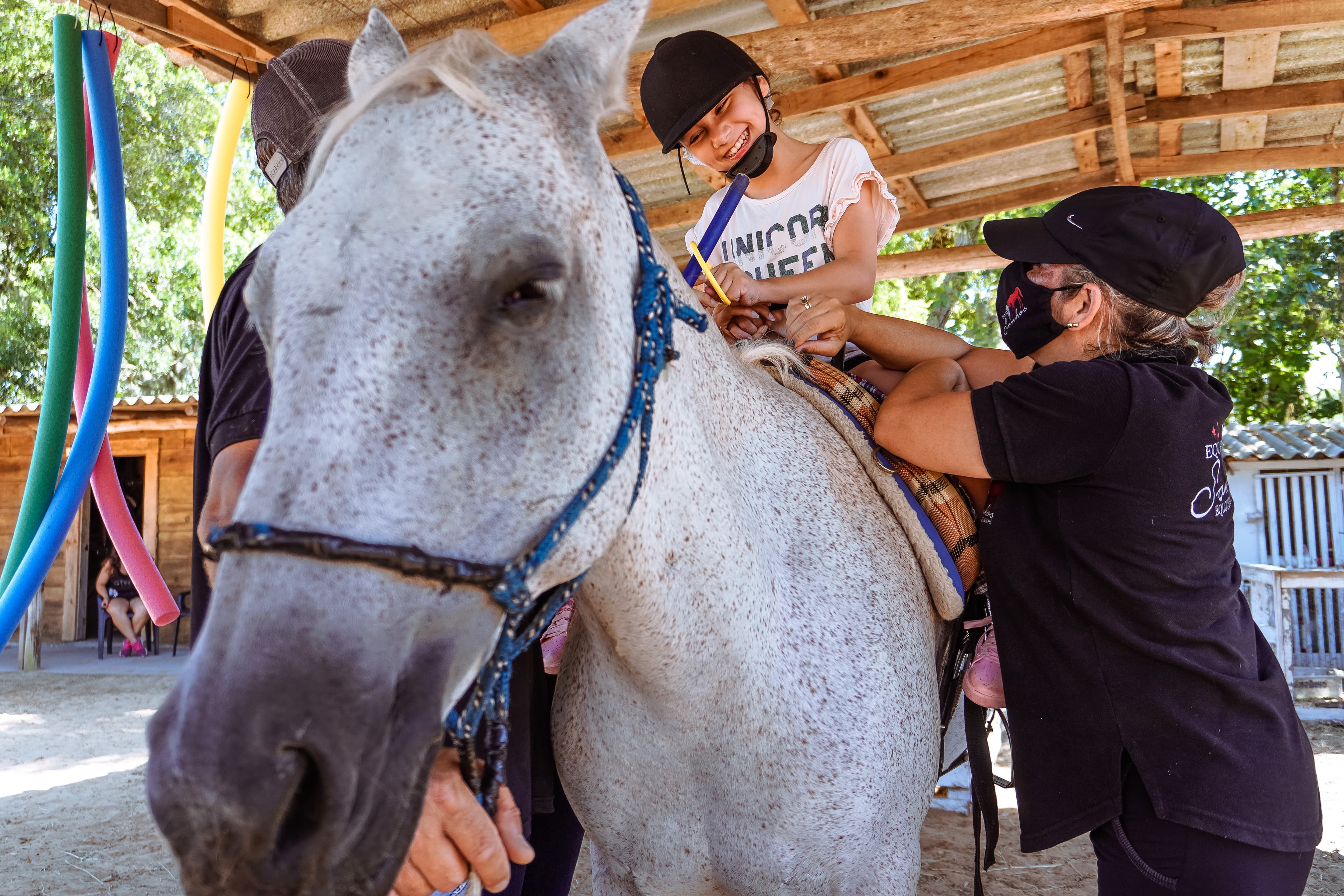 Tratamento de equoterapia é oferecido para crianças com deficiência em Laguna