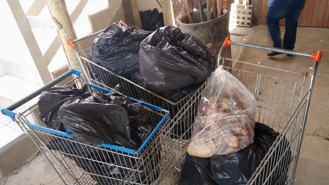 Carne com validade vencida é apreendida em mercado que funcionava sem alvará sanitário