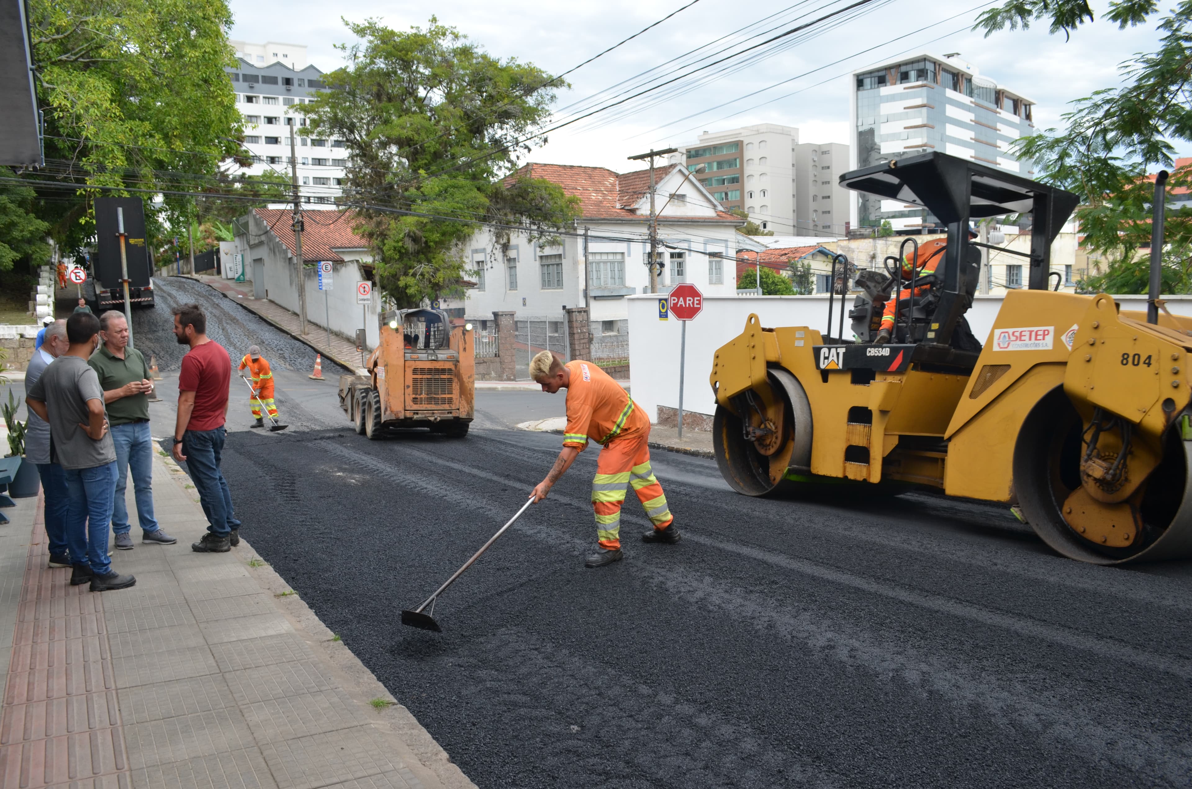 Iniciada a pavimentação da rua da Piedade, no Centro de Tubarão
