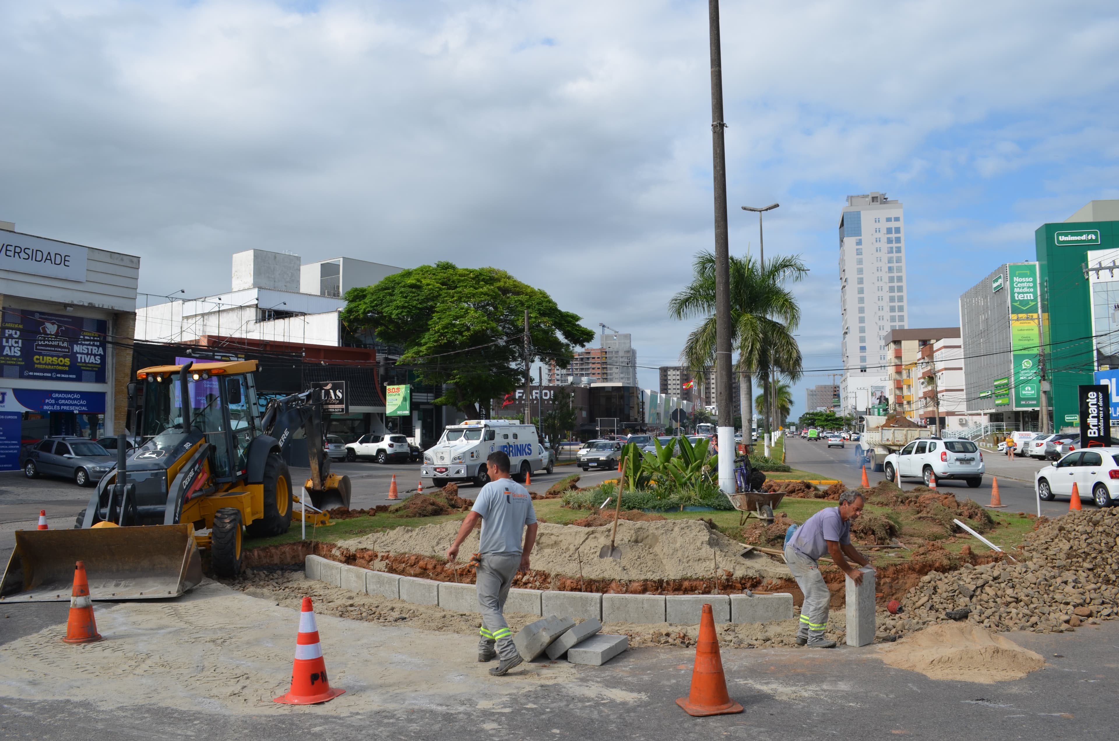 Rotatória entre avenida Marcolino Martins Cabral e rua Wenceslau Braz passa por revitalização
