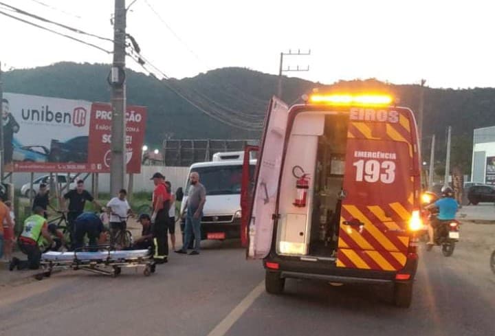 Adolescente é atropelada e precisa ser encaminhada ao hospital